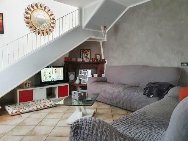 MASSA, loc. Quercioli, villetta singola distribuita su due livelli con giardino su quattro lati. L'immobile è composto di ampio soggiorno, cucina e ba - Foto 2