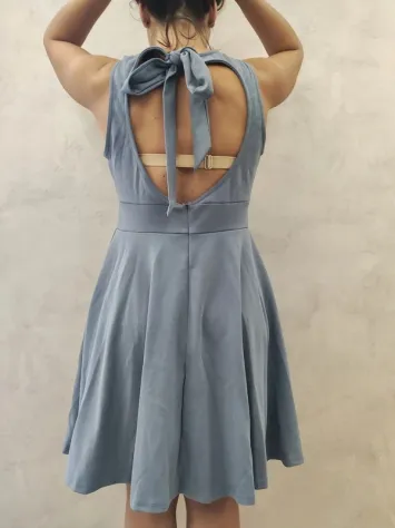 Abito elegante azzurro polvere con inserto in pizzo e scollatura sul retro - Foto 2