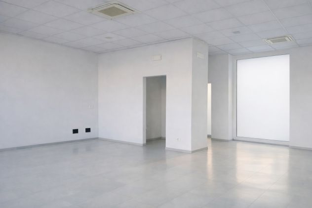 Maniago centro, 2 vetrine, magazzino, parcheggio