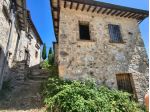 UMBRIA -CASALE SINGOLO IN PIETRA DA RIFINIRE IN BORGO INCANTATO