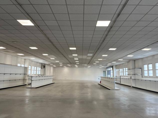 Immobile di 1000 m² con 3 locali in affitto a Brescia