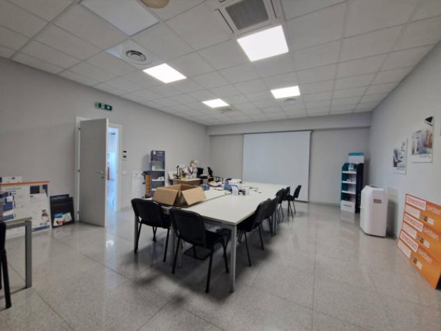Immobile di 665 m² con più di 5 locali in affitto a Vanzago - Foto 9