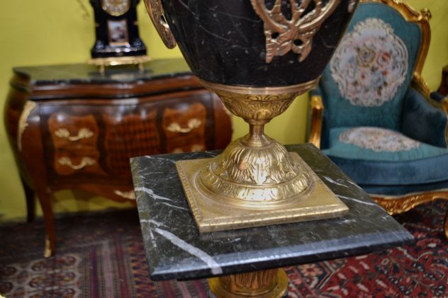 Coppia di colonne con poutiche in marmo nero venato - Foto 2