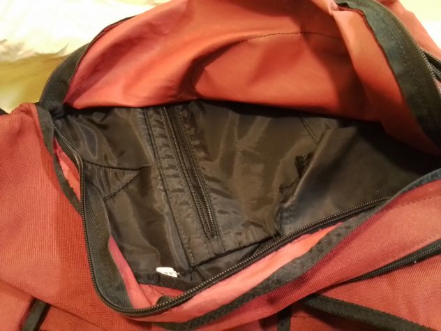 Zaino monospalla bordeaux, con 3 tasche esterne, 1 tasca interna e portacellula - Foto 2