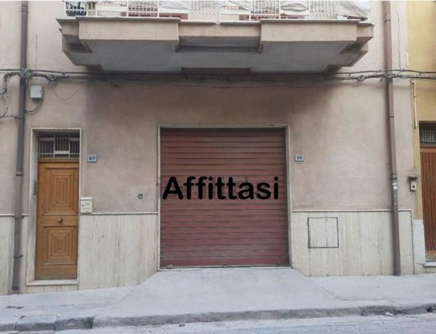 Locale ad uso Magazzino su strada larga di mq.90 unico vano, w.c. e grande ripo