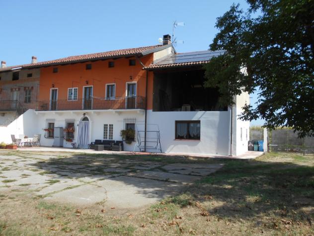 immersa nel verde, cascina ristrutturata libera su tre lati con cortile e giardino privato. Piiano terra: ampio soggiorno, sala da pranzo, cucina (che - Foto 3
