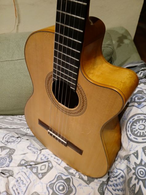 Chitarra classica di liuteria, elettrificata, spalla mancante - Foto 2