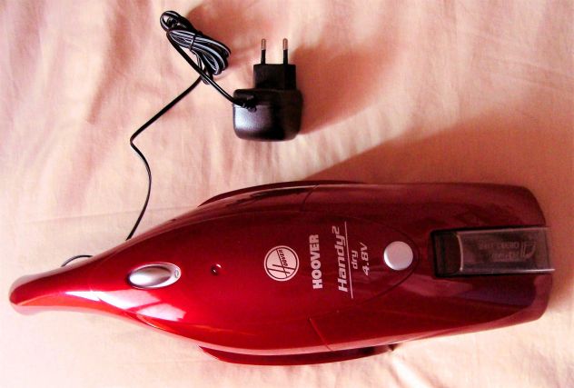 Aspirapolvere Hoover, batteria ricaricabile e alimentatore.