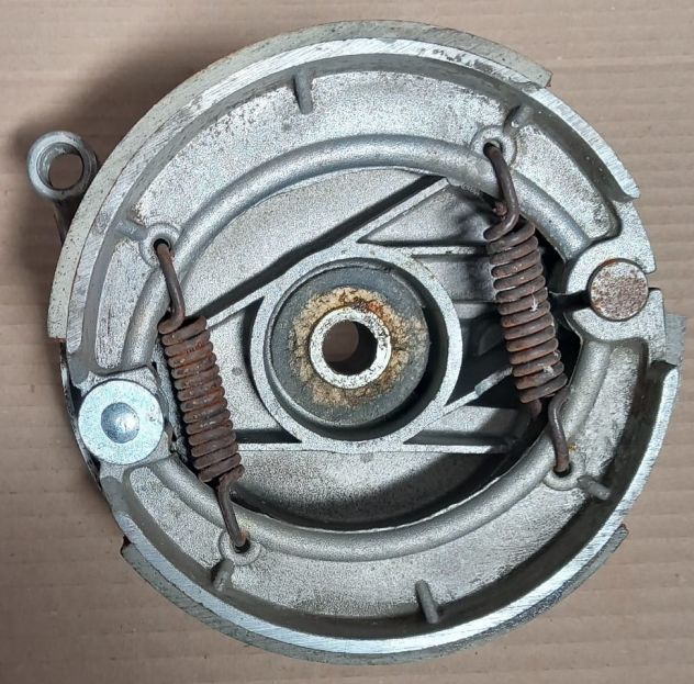 PIATTO PORTA CEPPI FRENO POSTERIORE ORIGINALE USATO per BENELLI E MOTO GUZZI 125 - Foto 2