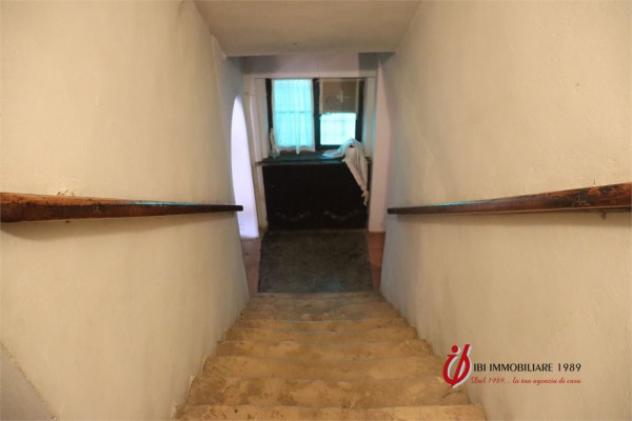 Rustico / Casale di 340 m² con più di 5 locali e box auto in vendita a Erbè - Foto 15