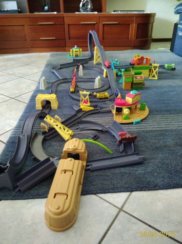Trenini Chuggington originali con personaggi, stazione, binari - Foto 2