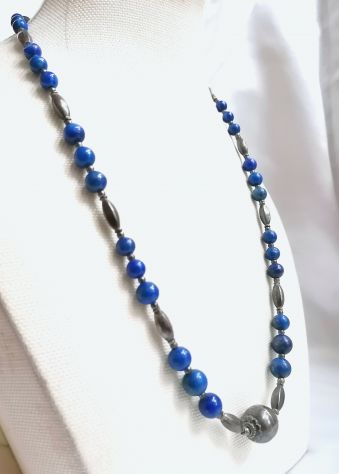 IMPORTANTE ANTICA COLLANA ETNICA IN LAPISLAZZULO ED ELEMENTI IN ARGENTO. - Foto 2
