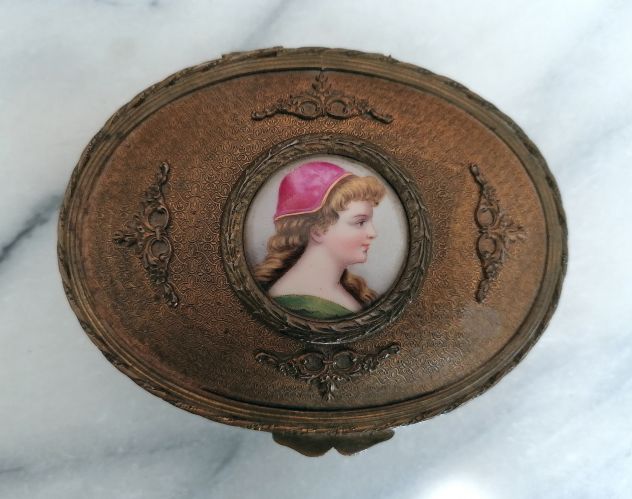 ANTICA SCATOLA IN BRONZO DORATO CON MINIATURA SU PORCELLATA, FINE 1800.