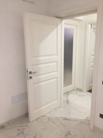 PORTE BIANCHE LACCATE CON CASSA E COPRIFILI IN LEGNO - Foto 7