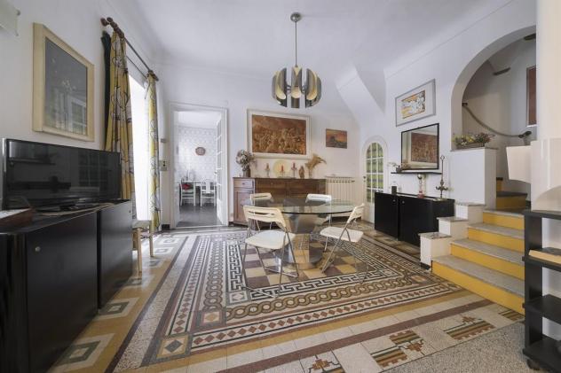 Alassio, grande appartamento con terrazzo nel budello.