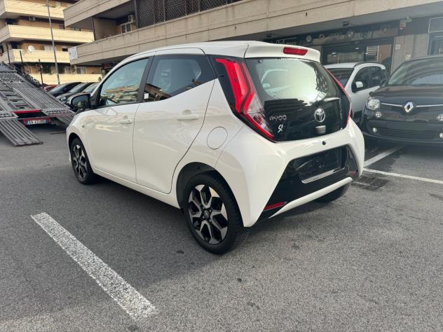 Toyota Aygo Connect 1.0 VVT-i 72 CV 5 porte x-play LED NAVI KAMERA CERCHI 16 PDC BLUETOOTH - Foto 4