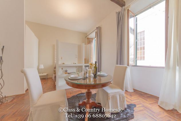 Centro Storico: Esclusivo Pied-à-terre in Via Giulia, Piano Alto con Ascensore - Foto 2