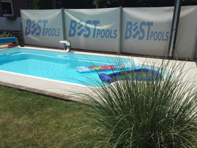 Piscina in vetroresina con sistema di filtraggio e trasporto