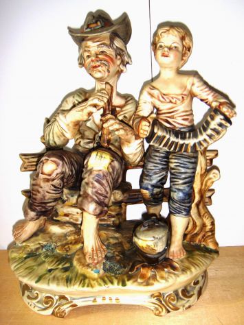 Capodimonte-Suonatori-porcellana dipinta a mano-h 35x25-