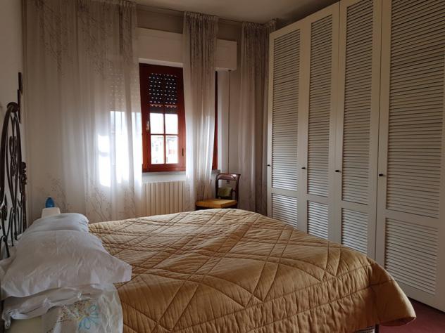MARINA DI MASSA, prima periferia e poco distante dal mare, vendesi villetta singola con giardino circondante: salone, cucina, tinello con camino, bagn - Foto 7