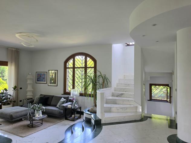 MASSA, villa di ampia metratura nella prima periferia, disposta su tre livelli con ampio giardino di circa 1.300 mq. Composta di salone con camino, cu - Foto 14