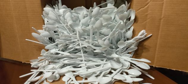 Centinaia di posate di plastica e vaschette per gelato - Foto 4