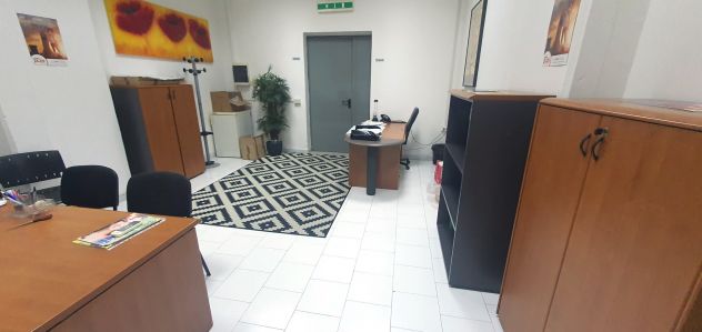 Locale ufficio attrezzato con posti auto - Foto 4