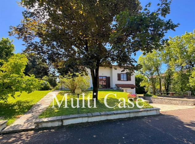 ESCLUSIVA VILLA SINGOLA CON PARCO PRIVATO DI OLTRE 2.100 MQ – CISLAGO (VA)
