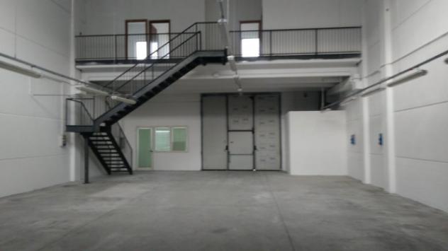 Immobile di 320 m² con 2 locali in affitto a Carpi