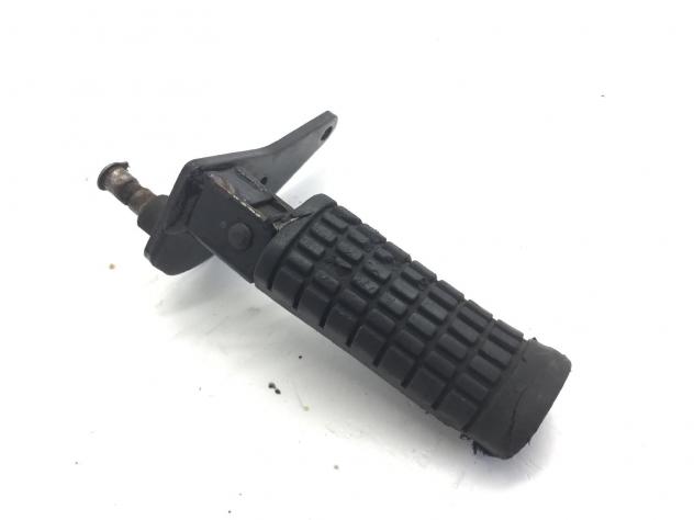 SUZUKI GZ MARAUDER 250 PEDANA ANTERIORE SINISTRA E SUPPORTO - GOMMA USURATA 1999