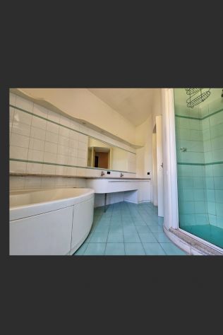 TRE LOCALI IN TRIFAMILIARE CON CANTINA E POSTO AUTO SCOPERTO - Foto 6