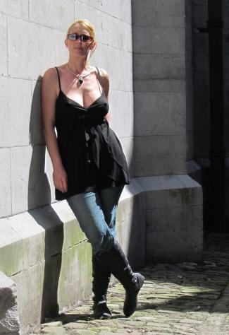 cleo_78: alta 170cm, 65kg, cerco uomo vicino Tel: