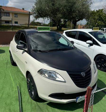 Lancia Ypsilon 1.2 69 CV 5 porte S Momodesign