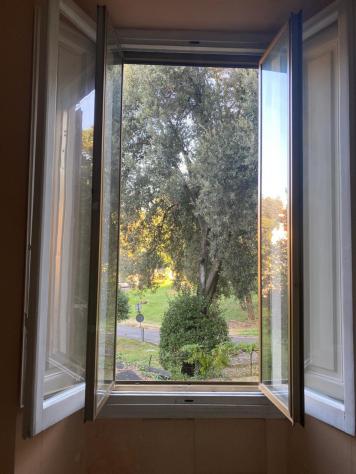 L'appartamento di mq.100 ha una buona distribuzione degli spazi con vani ampi, grandi finestre e soffitti alti; si fa apprezzare per la piacevole lumi - Foto 15