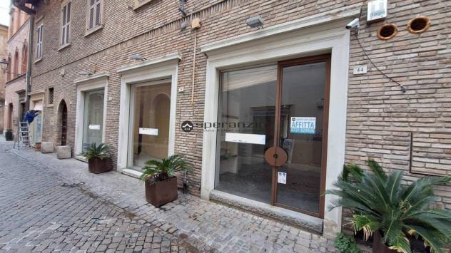 CENTRO STORICO: Nel cuore pulsante di fano, in una delle vie più prestigiose del centro storico, proponiamo in affitto un locale commerciale di grande