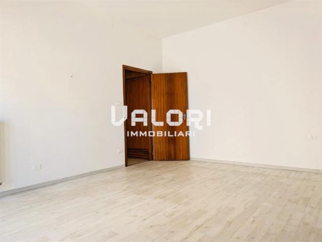 TRILOCALE ULTIMO PIANO CON ASCENSORE CANTINA E GARAGE - Foto 10