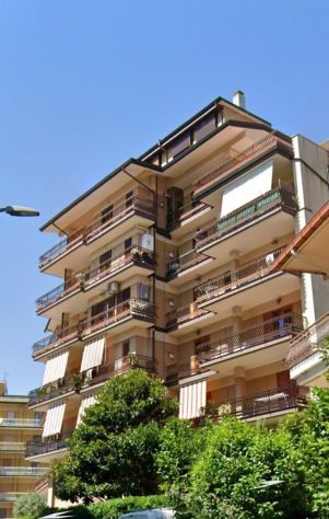 Ampio e luminoso appartamento con terrazzo panoramico e box auto nel centro di A
