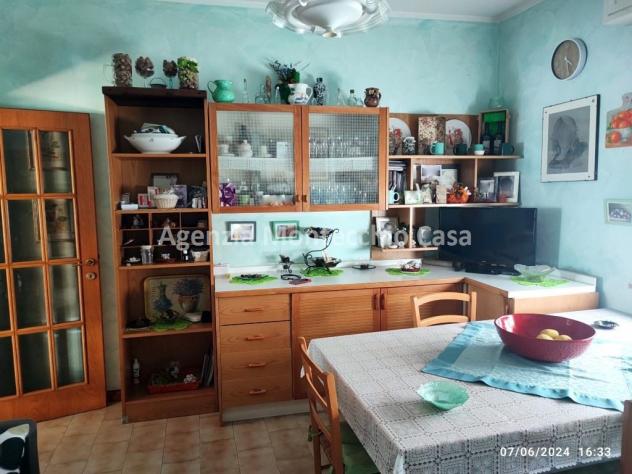 Casa bifamiliare in posizione centrale con ampio scoperto esclusivo, garage e due unità abitative - Foto 8