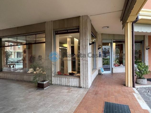MONTEGROTTO: negozio centrale con 6 vetrine, magazzino e garage - Foto 6
