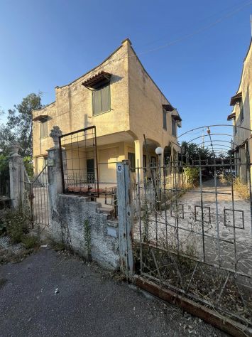 RIF. 358 FRONTE DOMIZIANA - VILLA SINGOLA 2 APPARTAMENTI CON GIAR