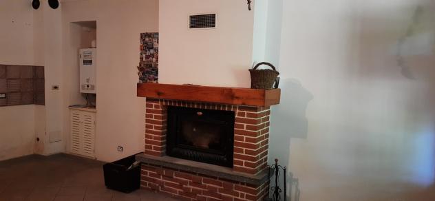 ristrutturata nel 2015 su due livelli: al piano terra ampia cucina, con caminetto, sala e scala di collegamento posta tra i due vani, piano primo dis - Foto 5