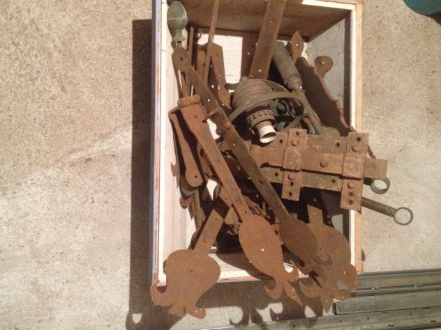 Antica collezione chiavistelli, cerniere, chiodi ecc. in ferro