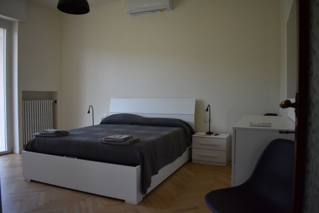 DUE APPARTAMENTI IN PALAZZINA CON CAPANNONE ANNESSO - Foto 3