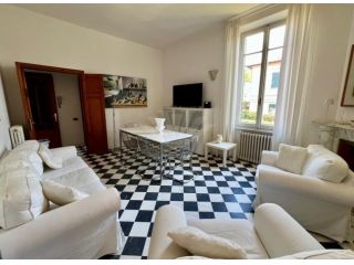 APPARTAMENTO di 8 vani e di 180 mq (PIETRASANTA) rif. 142AF