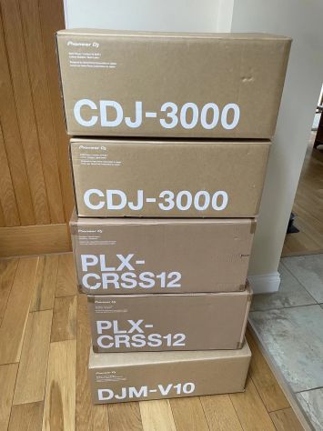 2 lettori CDJ Pioneer 3000, 2 amplificatori Pioneer PLX-CRSS12 e Pioneer V10