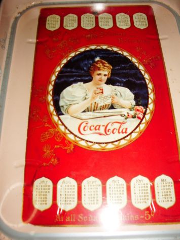 TRITTICO 2 VASSOI IN LATTA COCA-COLA CON RIPROD. CALENDARI 1891/1900 +BORRACCIA - Foto 3
