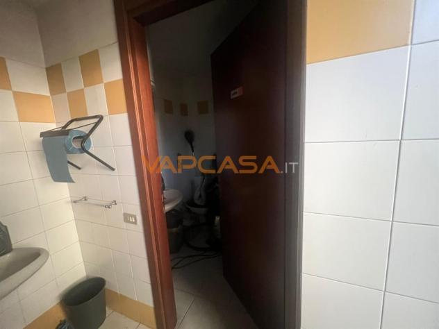 IN LOCAZIONE: Ampio Locale Open-Space con Area Esterna Coperta e Piazzale - Foto 17