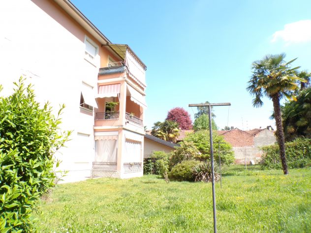 Travedona Monate - ampio trilocale con balconi e cantina