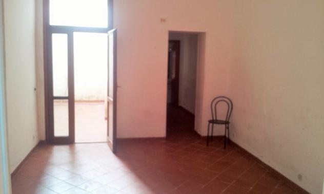 Via XX Settembre, p.t. mq 80ca due livelli con veranda interna, necessita di ristrutturazione. Euro 59 mila CL G