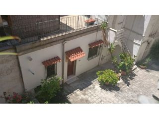 MONOLOCALE ARREDATO IN PIENO BORGO A TARANTO